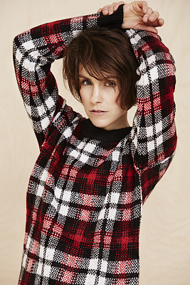 中年妇女的肖像，穿格子上衣图片下载