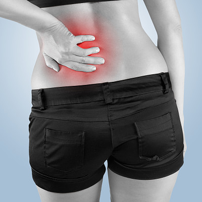 背部疼痛的女人。图片下载