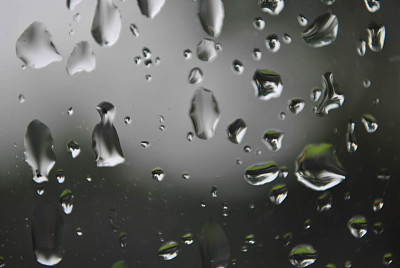 雨滴滑下窗玻璃图片下载