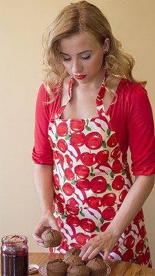 拿着松饼的年轻女人图片下载