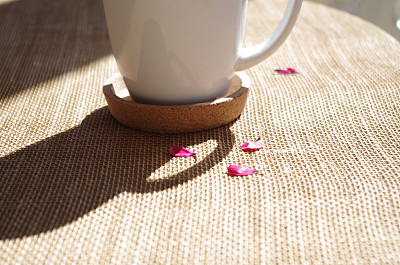 早晨的花瓣咖啡图片下载