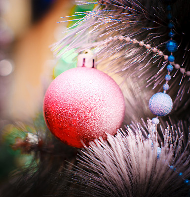 圣诞树上的玩具和雪花图片下载