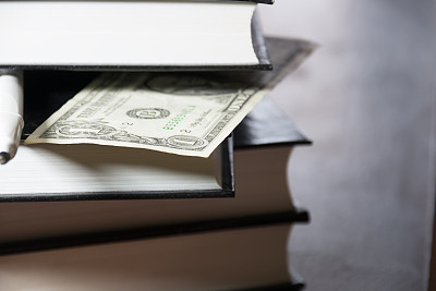 成堆的书和钱图片下载