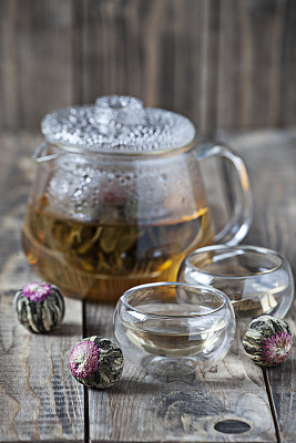 木制背景上的中国茶图片下载