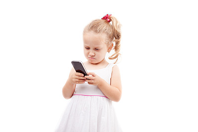 可爱的小女孩拿着手机孤立图片下载
