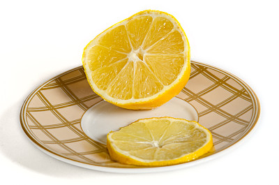 半个柠檬放在一个托盘上图片下载