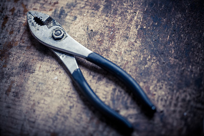 木板上的钳子图片下载