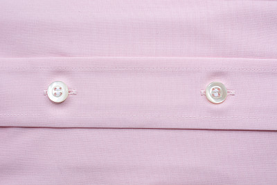 近距离观看一件普通的粉红色商务衬衫。图片下载