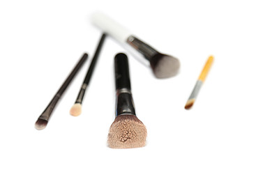 五个化妆刷隔离在白色背景上图片下载