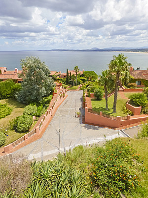 房子和海洋的全景图片下载