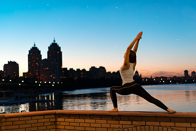 城市里的瑜伽图片下载