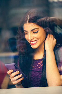 年轻女子在咖啡馆使用科技图片下载