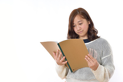 日本少女在看笔记本图片下载