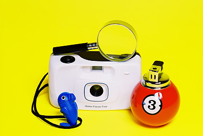 在黄色背景上分组物体图片下载