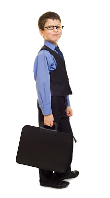 穿着西装，拿着公文包的男孩图片下载