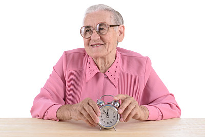 坐在时钟旁的女人图片下载