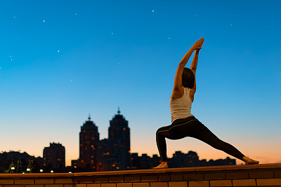 城市里的瑜伽图片下载