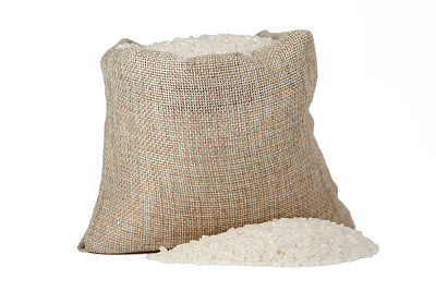 粗麻袋中的白米孤立在白色的背景上图片下载