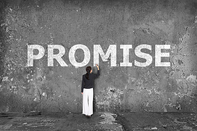 女商人绘制承诺概念图片下载