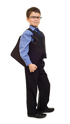 穿着西装，拿着公文包的男孩图片下载
