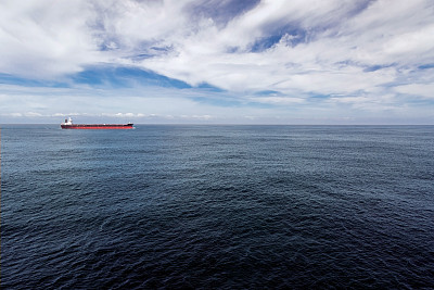 货船正在海上航行。图片下载