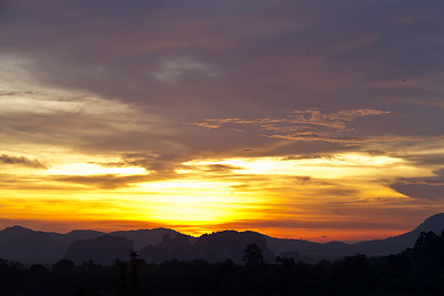 山后的夕阳和天空的微光图片下载