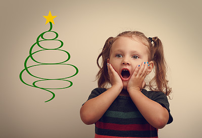 奇怪的小女孩在看皮草树的插图图片下载