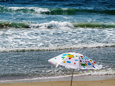 海滩上的阳伞图片下载