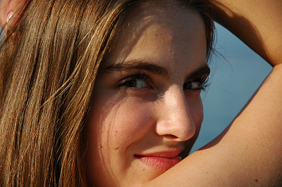 年轻女子回首往事图片下载