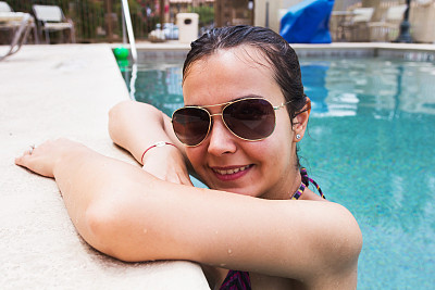 泳池边快乐女人的肖像图片下载