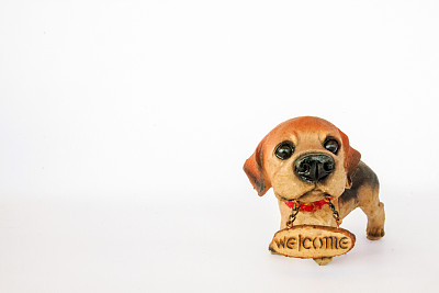 陶瓷狗欢迎在白色的背景图片下载