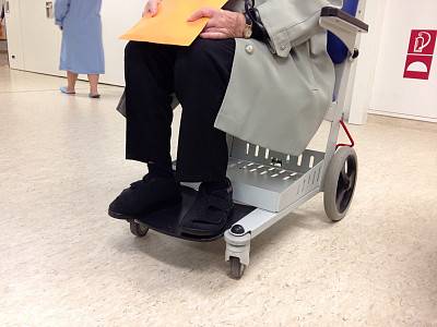 坐轮椅的女人图片下载