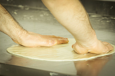 用酵母面团做肉馅饼。图片下载