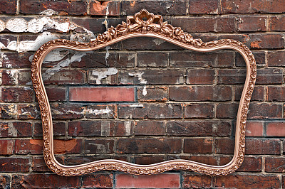 旧画框挂在破旧的红砖墙上图片下载