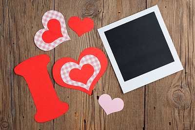 即时照片和纸上的心形信图片下载