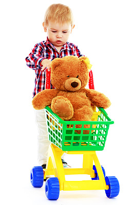 小男孩坐在泰迪熊的卡车里。图片下载