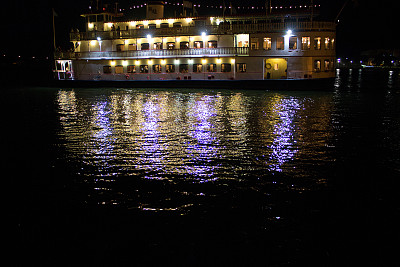 晚上河船图片下载