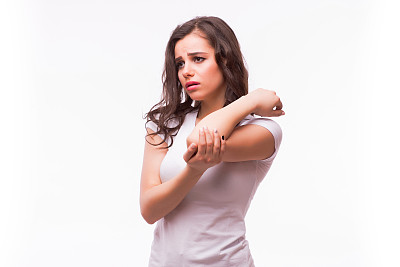 女性正牵着手肘点痛图片下载