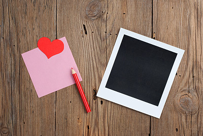即时照片与空白便条，铅笔和心图片下载