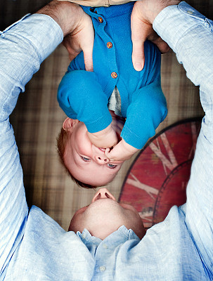 父亲在家里和儿子玩图片下载