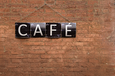 红砖墙上的咖啡馆标志图片下载