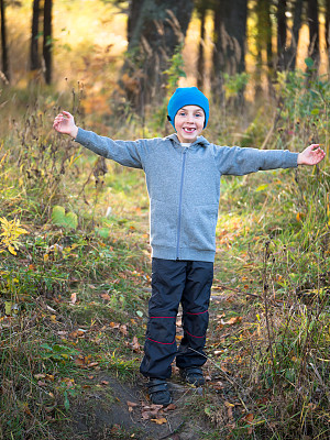 男孩站在空地上伸开双臂微笑着图片下载