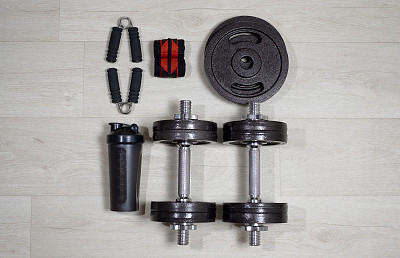 配有扩音器和振动筛的哑铃图片下载