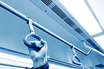 地铁车厢里男人的手图片下载