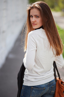 年轻女子画像图片下载