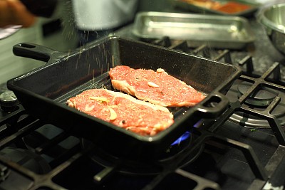 在锅上煎牛肉图片下载