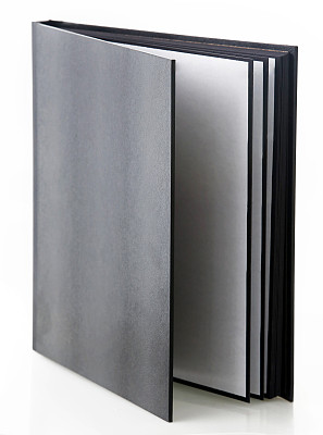 白色背景的黑色封面的空白书图片下载