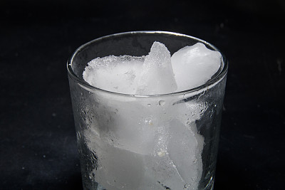 玻璃杯中的冰块图片下载