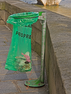 绿色垃圾袋巴黎图片下载