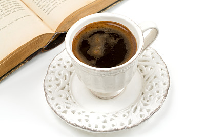 一杯咖啡和一本旧书图片下载